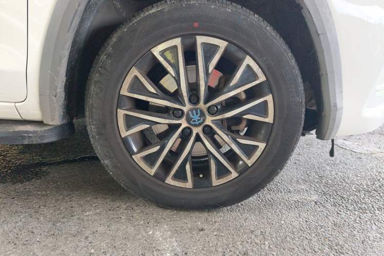 Used BYD Song New Energy 2017 Song DM 1.5TID All-Wheel Drive Luxury Model Right Front Wheel Hub