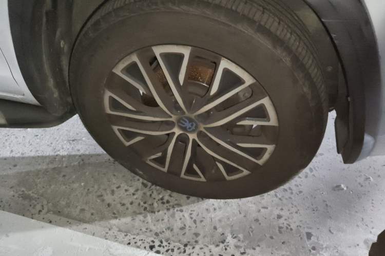 Used BYD Song New Energy 2017 Song DM 1.5TID All-Wheel Drive Prestige Model Right Front Wheel Hub