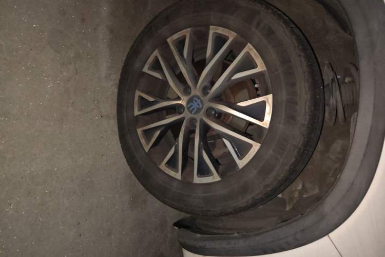 Used BYD Song New Energy 2017 Song DM 1.5TID All-Wheel Drive Prestige Model Right Front Wheel Hub