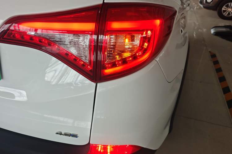 Used BYD Song New Energy 2017 Song DM 1.5TID All-Wheel Drive Prestige Model Right Rear Taillight