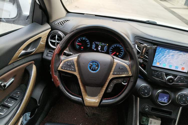 Used BYD Song New Energy 2017 Song DM 1.5TID All-Wheel Drive Prestige Model Steering Wheel