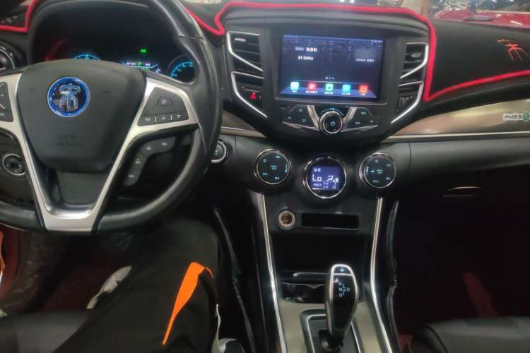 Used BYD Song New Energy 2017 Song DM 1.5TID All-Wheel Drive Luxury Model Center Console