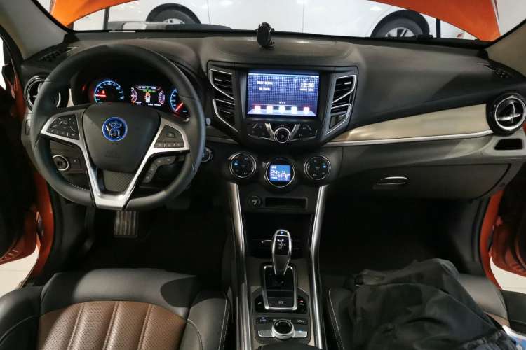 Used BYD Song New Energy 2017 Song DM 1.5TID All-Wheel Drive Luxury Model Center Console