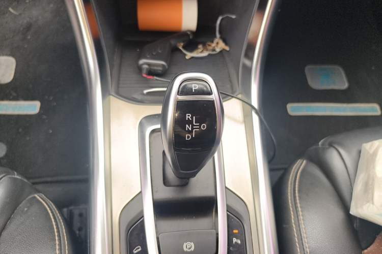 Used BYD Song New Energy 2017 Song DM 1.5TID All-Wheel Drive Prestige Model Gear Lever