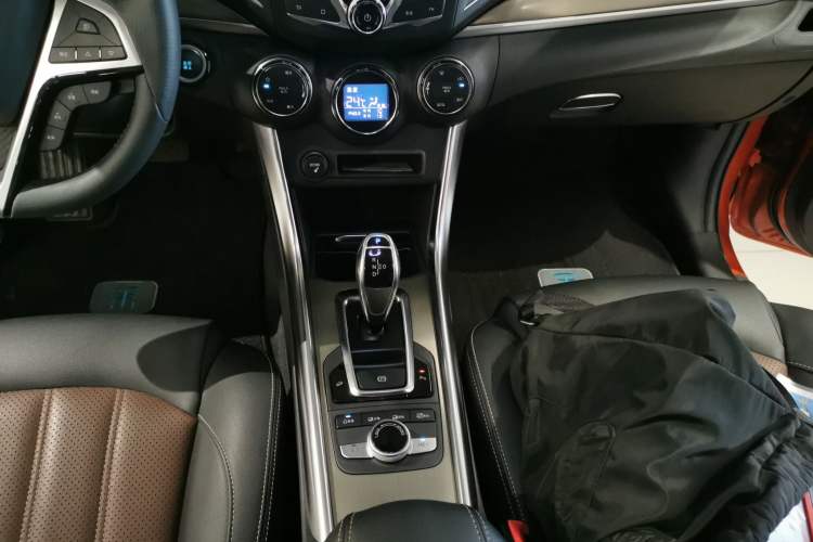 Used BYD Song New Energy 2017 Song DM 1.5TID All-Wheel Drive Luxury Model Gear Lever