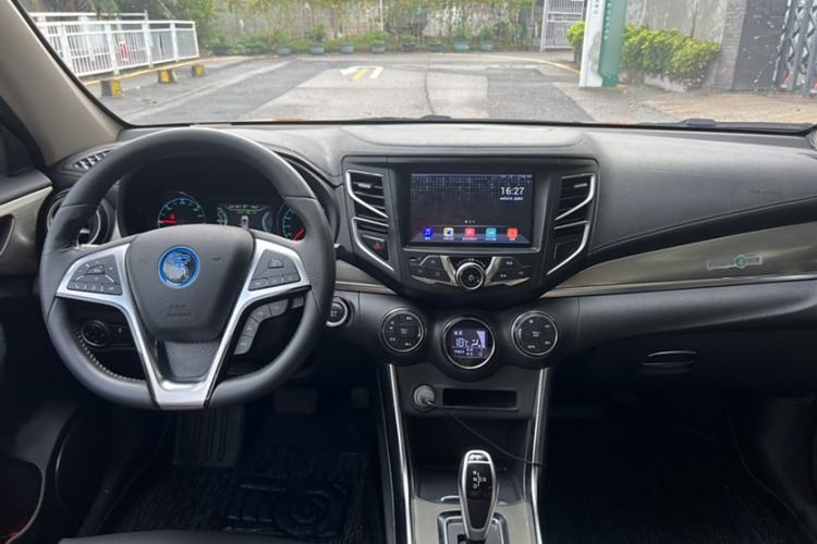 Used BYD Song New Energy 2017 Song DM 1.5TID All-Wheel Drive Luxury Model Interior 8
