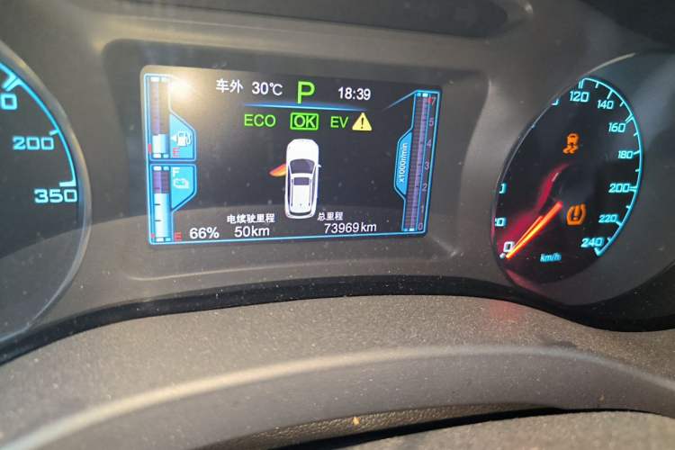Used BYD Song New Energy 2017 Song DM 1.5TID All-Wheel Drive Luxury Model Odometer Close Up