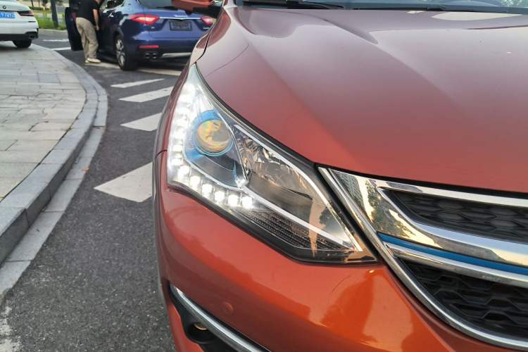 Used BYD Song New Energy 2017 Song DM 1.5TID All-Wheel Drive Luxury Model Right Front Headlight