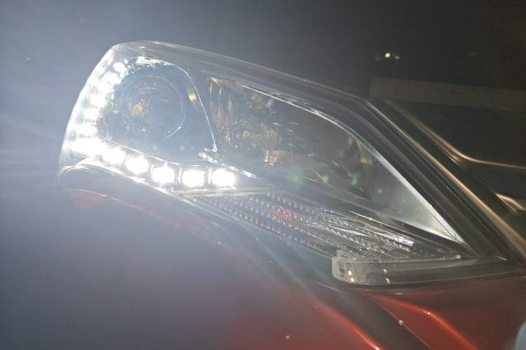 Used BYD Song New Energy 2017 Song DM 1.5TID All-Wheel Drive Luxury Model Right Front Headlight