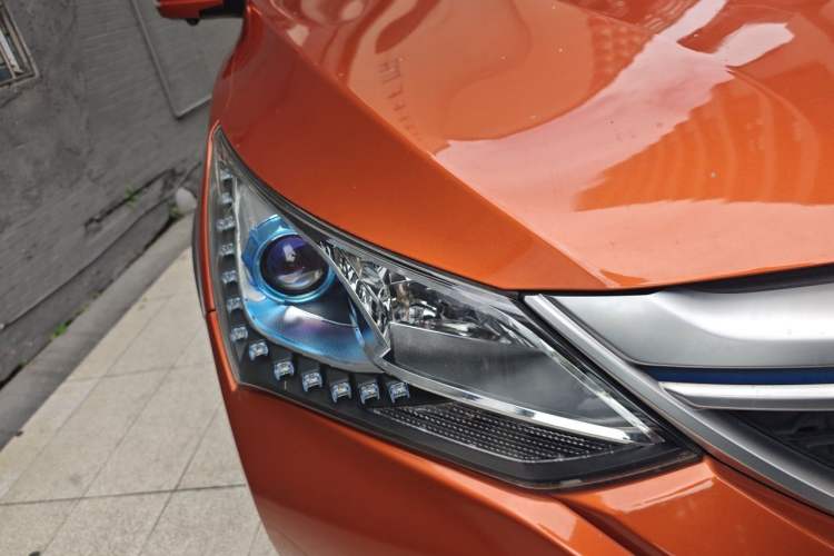 Used BYD Song New Energy 2017 Song DM 1.5TID All-Wheel Drive Prestige Model Right Front Headlight