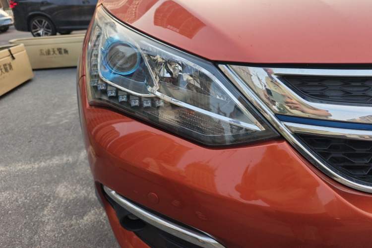 Used BYD Song New Energy 2017 Song DM 1.5TID All-Wheel Drive Luxury Model Right Front Headlight