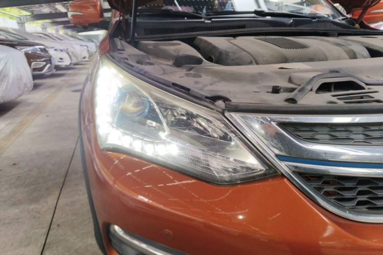 Used BYD Song New Energy 2017 Song DM 1.5TID All-Wheel Drive Luxury Model Right Front Headlight