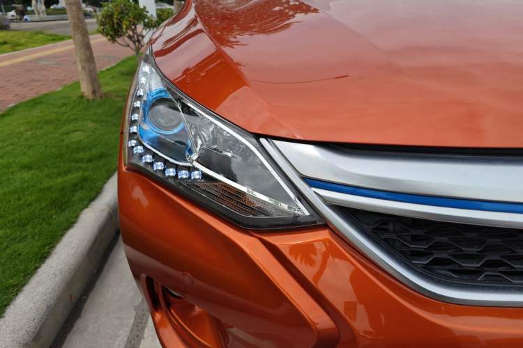 Used BYD Song New Energy 2017 Song DM 1.5TID All-Wheel Drive Luxury Model Right Front Headlight