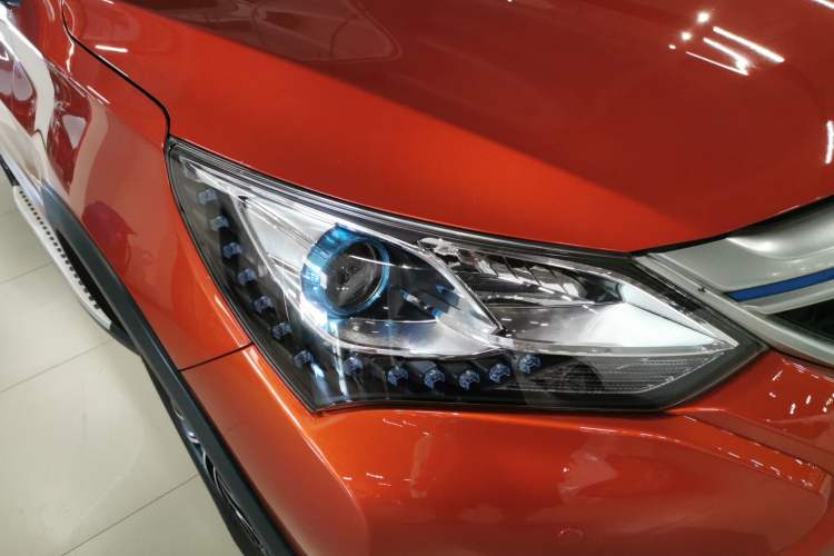 Used BYD Song New Energy 2017 Song DM 1.5TID All-Wheel Drive Luxury Model Right Front Headlight