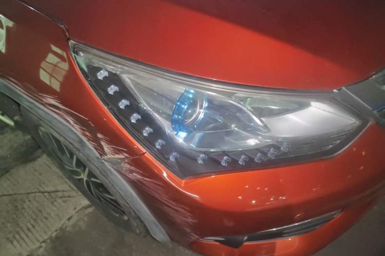 Used BYD Song New Energy 2017 Song DM 1.5TID All-Wheel Drive Luxury Model Right Front Headlight