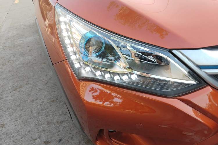 Used BYD Song New Energy 2017 Song DM 1.5TID All-Wheel Drive Prestige Model Right Front Headlight