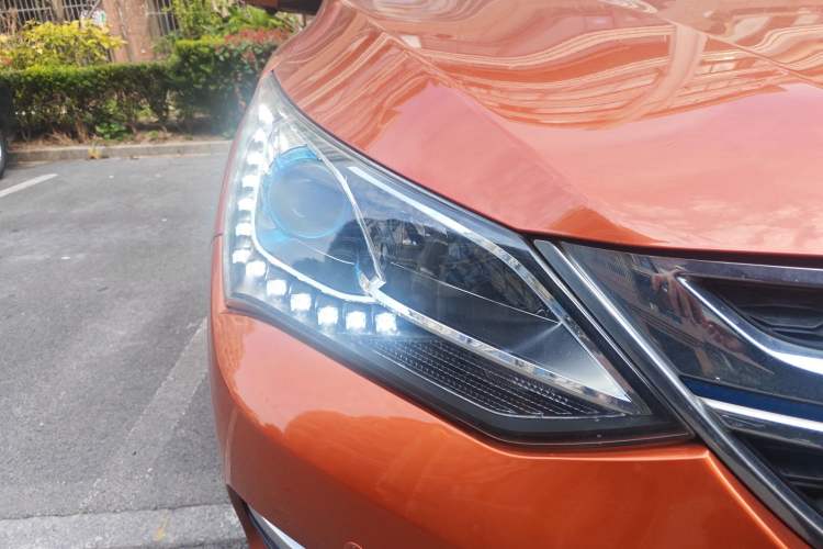 Used BYD Song New Energy 2017 Song DM 1.5TID All-Wheel Drive Prestige Model Right Front Headlight