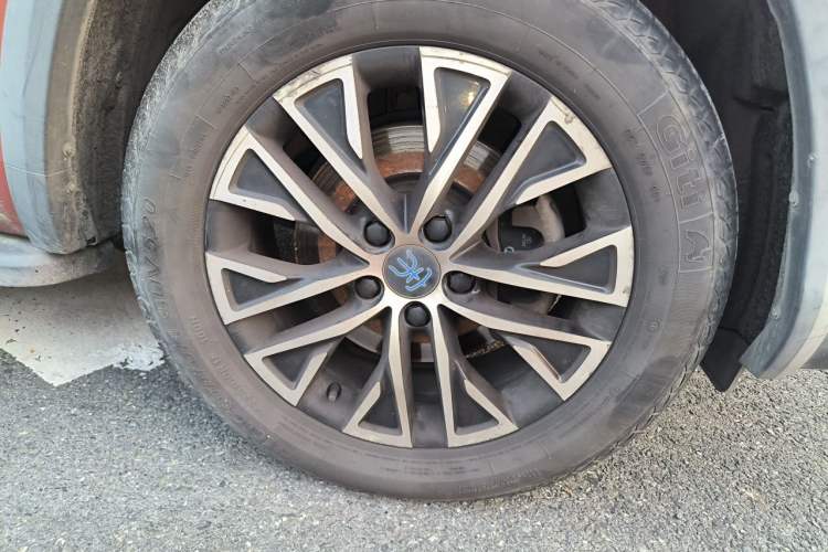 Used BYD Song New Energy 2017 Song DM 1.5TID All-Wheel Drive Luxury Model Right Front Wheel Hub
