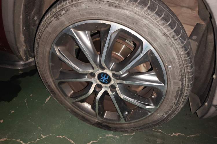 Used BYD Song New Energy 2017 Song DM 1.5TID All-Wheel Drive Luxury Model Right Front Wheel Hub