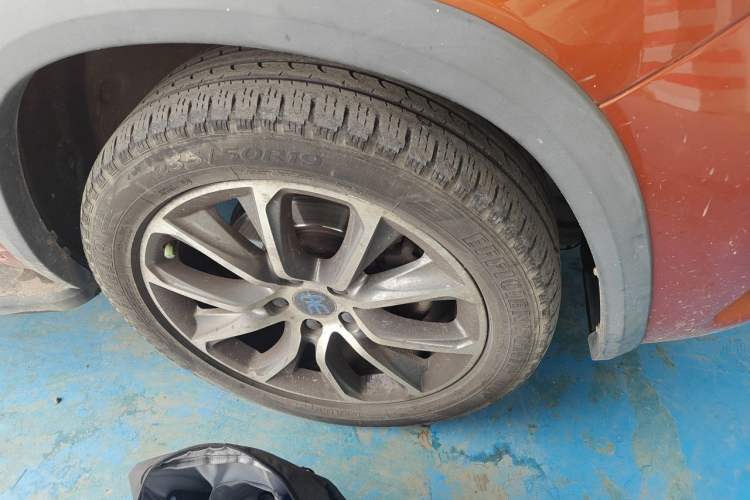 Used BYD Song New Energy 2017 Song DM 1.5TID All-Wheel Drive Luxury Model Right Front Wheel Hub