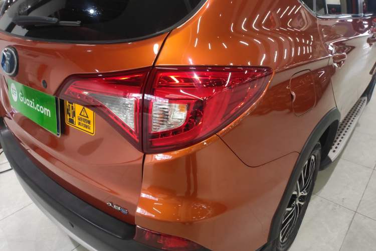 Used BYD Song New Energy 2017 Song DM 1.5TID All-Wheel Drive Luxury Model Right Rear Taillight