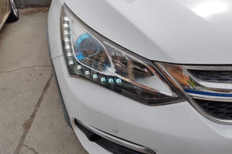 Used BYD Song New Energy 2018 Song EV400 Smart Connectivity Enjoyment Model Right Front Headlight