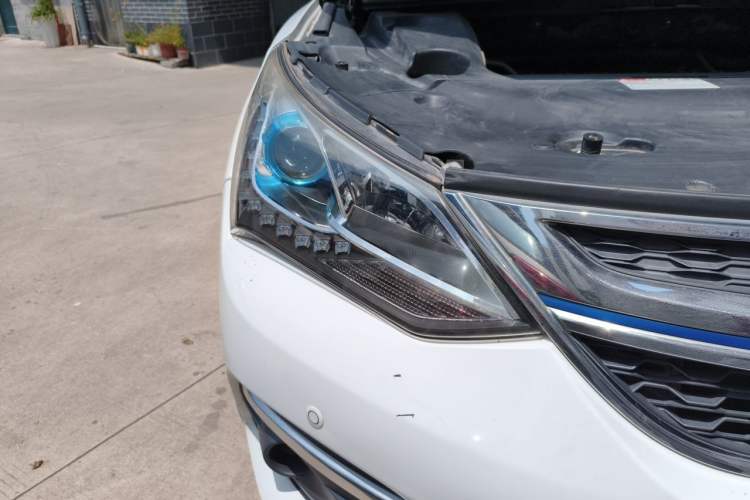 Used BYD Song New Energy 2018 Song EV400 Smart Connectivity Enjoyment Model Right Front Headlight