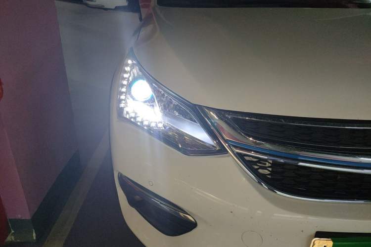 Used BYD Song New Energy 2018 Song EV400 Smart Connectivity Advanced Model Right Front Headlight