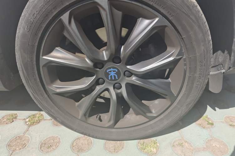 Used BYD Song New Energy 2018 Song EV400 Smart Connectivity Enjoyment Model Right Front Wheel Hub