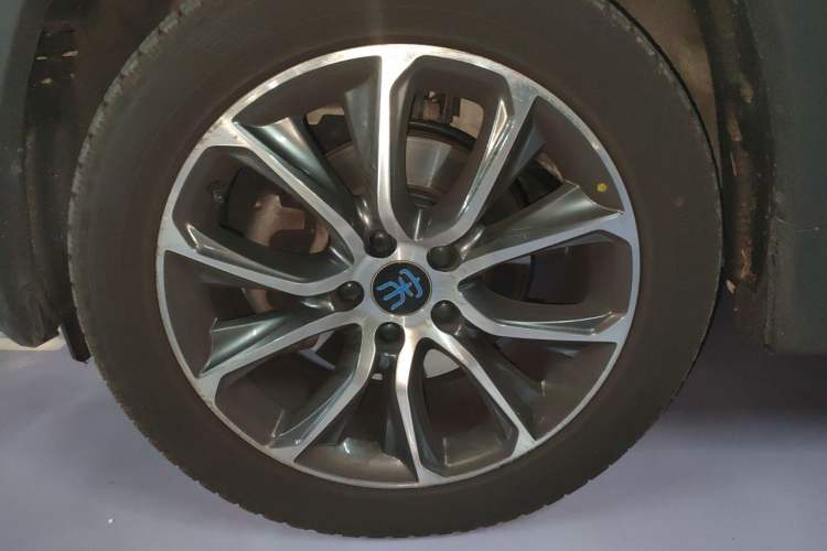 Used BYD Song New Energy 2018 Song EV400 Smart Connectivity Advanced Model Right Front Wheel Hub
