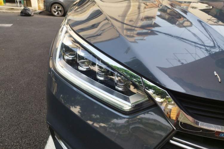 Used BYD Song New Energy 2019 Song DM 1.5TID Smart Connect Premium Model Right Front Headlight