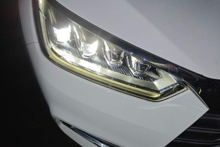 Used BYD Song New Energy 2019 Song DM 1.5TID Smart Connect Premium Model Right Front Headlight