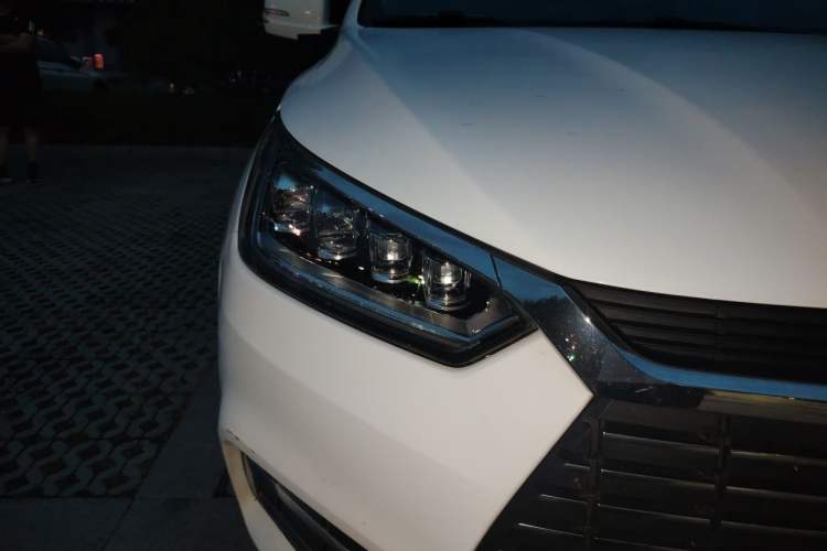Used BYD Song New Energy 2019 Song EV500 Smart Connect Elite Model Right Front Headlight