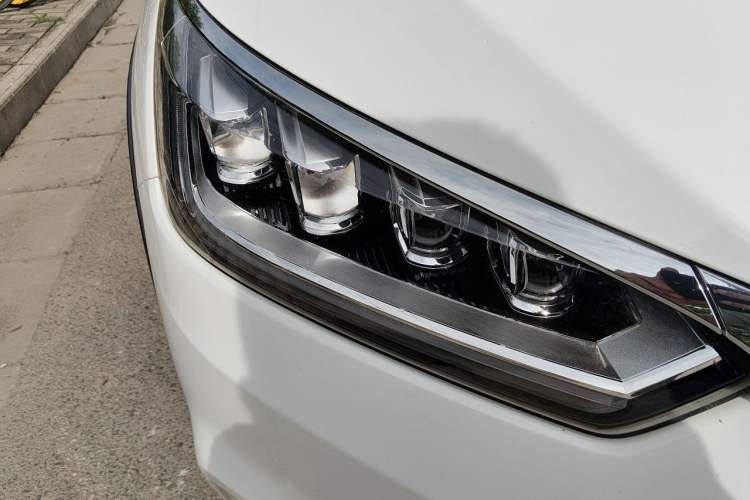 Used BYD Song New Energy 2019 Song DM 1.5TID Smart Connect Premium Model Right Front Headlight