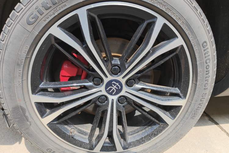 Used BYD Song PLUS 2020 1.5T Automatic Flagship Edition Right Front Wheel Hub