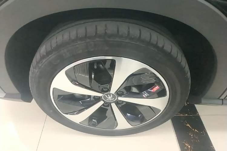 Used BYD Song PLUS New Energy 2021 DM-i 110KM Flagship Model Left Front Wheel Hub