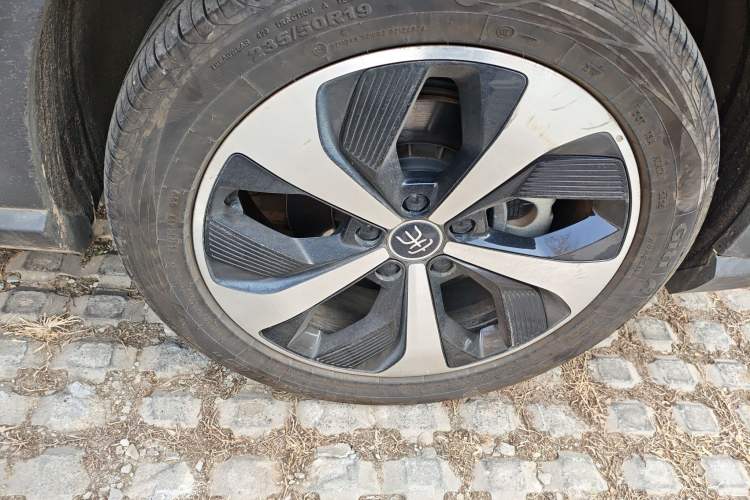 Used BYD Song PLUS New Energy 2021 DM-i 110KM Flagship Model Right Front Wheel Hub