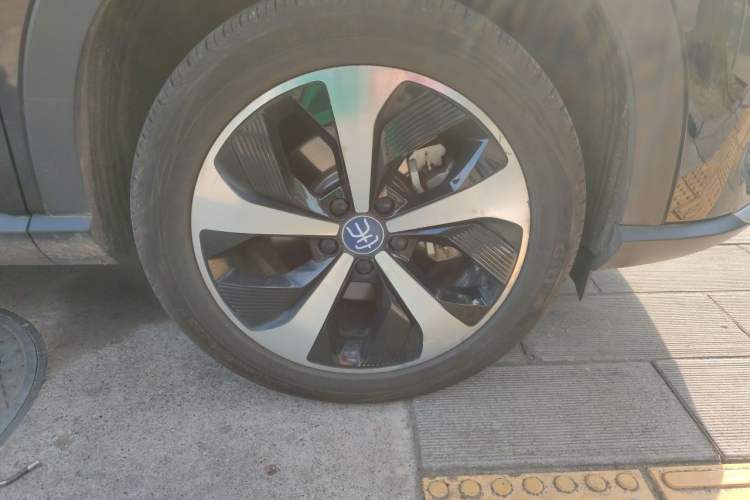 Used BYD Song PLUS New Energy 2021 EV Deluxe Model Right Front Wheel Hub
