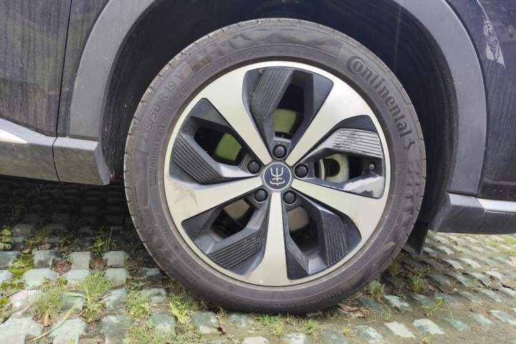 Used BYD Song PLUS New Energy 2021 DM-i 110KM Flagship PLUS 5G Edition Right Front Wheel Hub