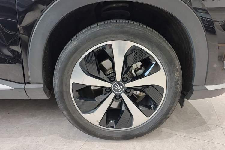 Used BYD Song PLUS New Energy 2021 DM-i 110KM Flagship PLUS Right Front Wheel Hub