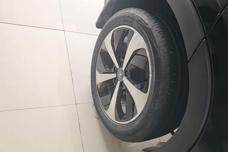 Used BYD Song PLUS New Energy 2021 DM-i 110KM Flagship PLUS Right Rear Wheel Hub
