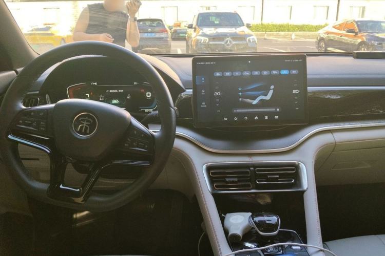 Used BYD Song PLUS New Energy 2021 DM-i 110KM Flagship Model Center Console