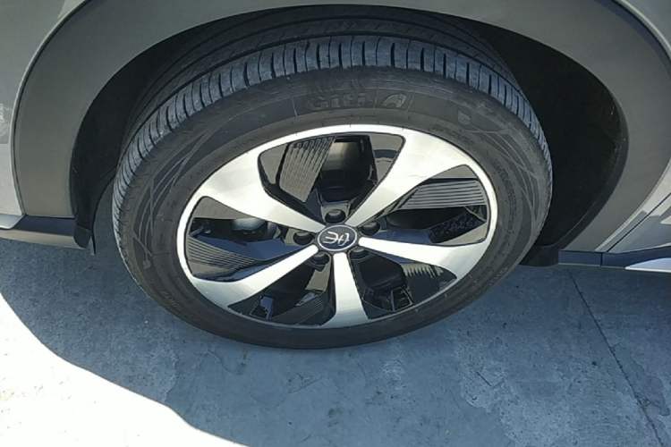 Used BYD Song PLUS New Energy 2021 DM-i 110KM Flagship PLUS Left Front Wheel Hub