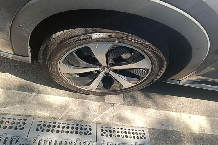 Used BYD Song PLUS New Energy 2021 DM-i 110KM Flagship PLUS Left Front Wheel Hub