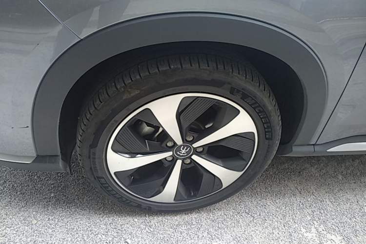 Used BYD Song PLUS New Energy 2021 DM-i 110KM Flagship Model Left Front Wheel Hub