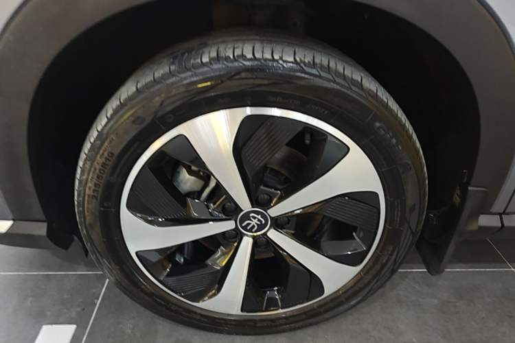 Used BYD Song PLUS New Energy 2021 DM-i 51KM Prestige Model Left Front Wheel Hub