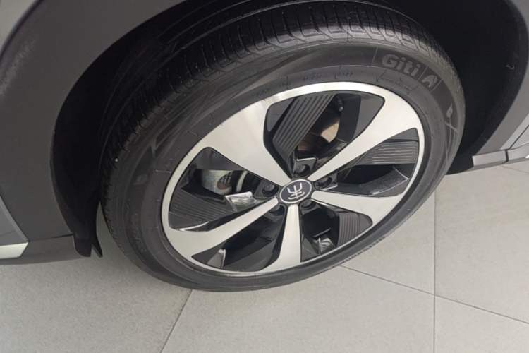 Used BYD Song PLUS New Energy 2021 DM-i 110KM Flagship PLUS Left Front Wheel Hub