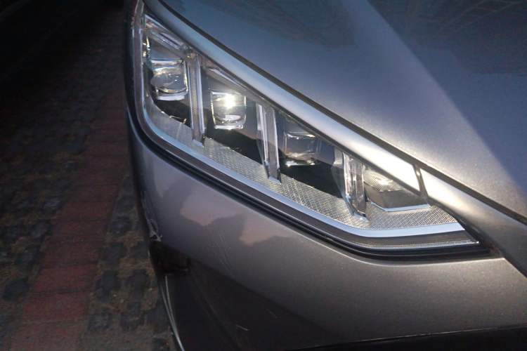 Used BYD Song PLUS New Energy 2021 DM-i 110KM Flagship PLUS Right Front Headlight