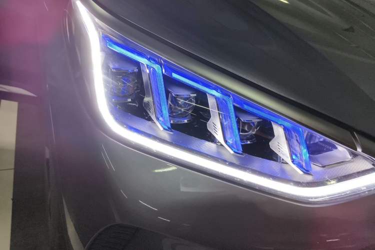 Used BYD Song PLUS New Energy 2021 DM-i 100KM Four-Wheel Drive Flagship PLUS Right Front Headlight