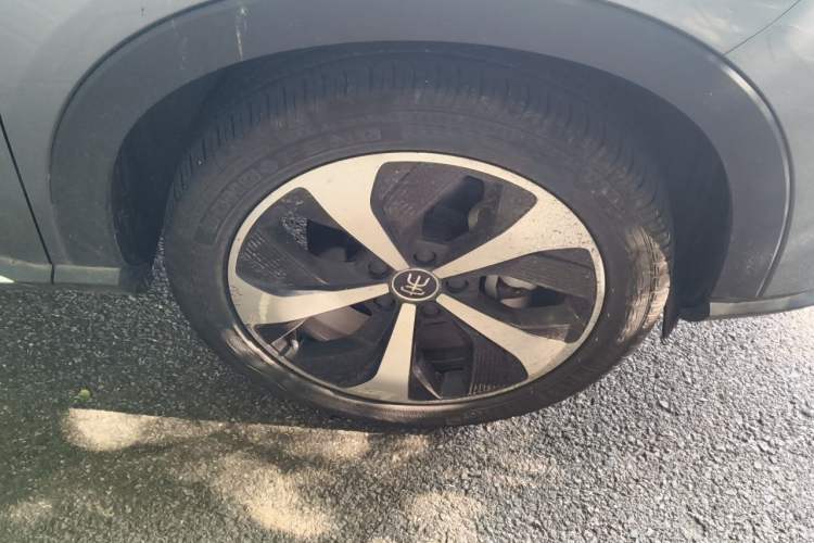 Used BYD Song PLUS New Energy 2021 EV Deluxe Model Right Front Wheel Hub